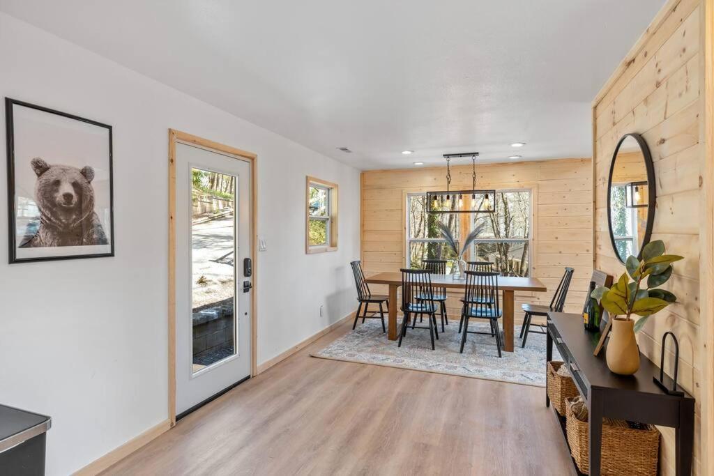 New! Modern Cabin With Two Decks, Bar & Game Room! Gatlinburg Eksteriør billede