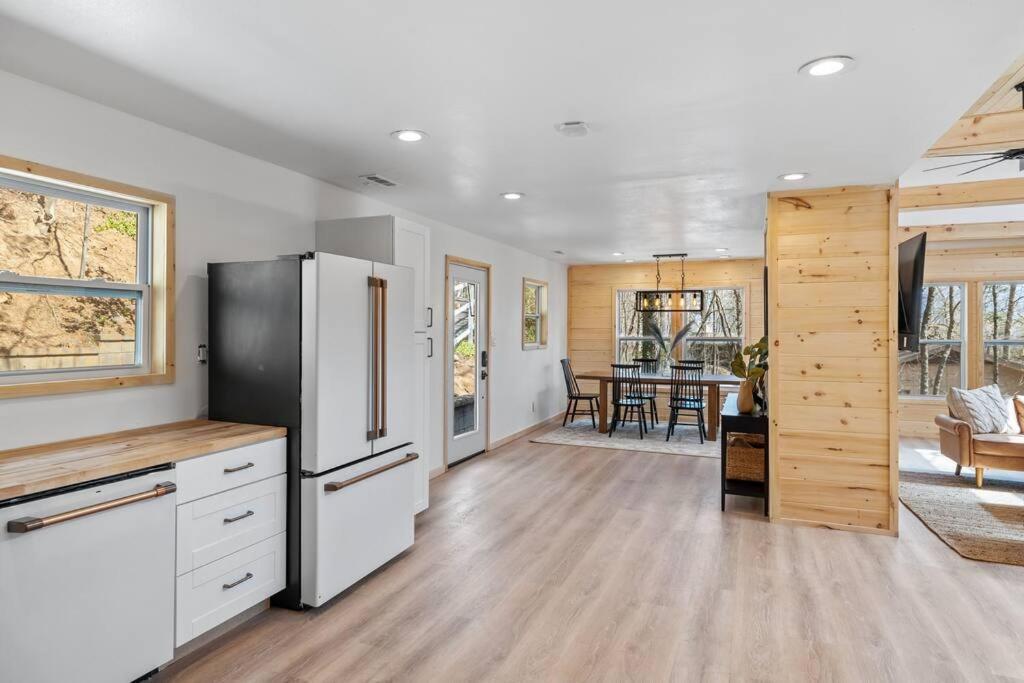 New! Modern Cabin With Two Decks, Bar & Game Room! Gatlinburg Eksteriør billede