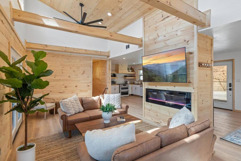 New! Modern Cabin With Two Decks, Bar & Game Room! Gatlinburg Eksteriør billede