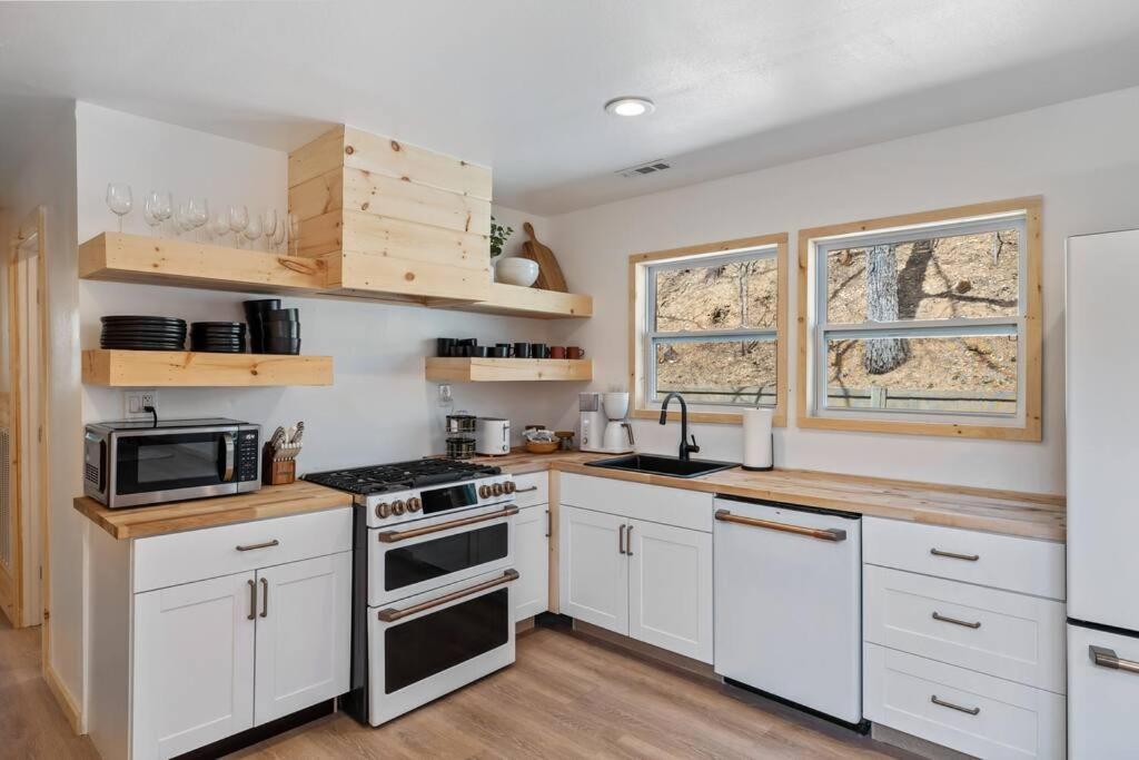 New! Modern Cabin With Two Decks, Bar & Game Room! Gatlinburg Eksteriør billede