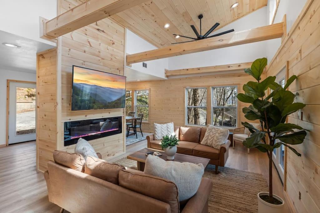 New! Modern Cabin With Two Decks, Bar & Game Room! Gatlinburg Eksteriør billede
