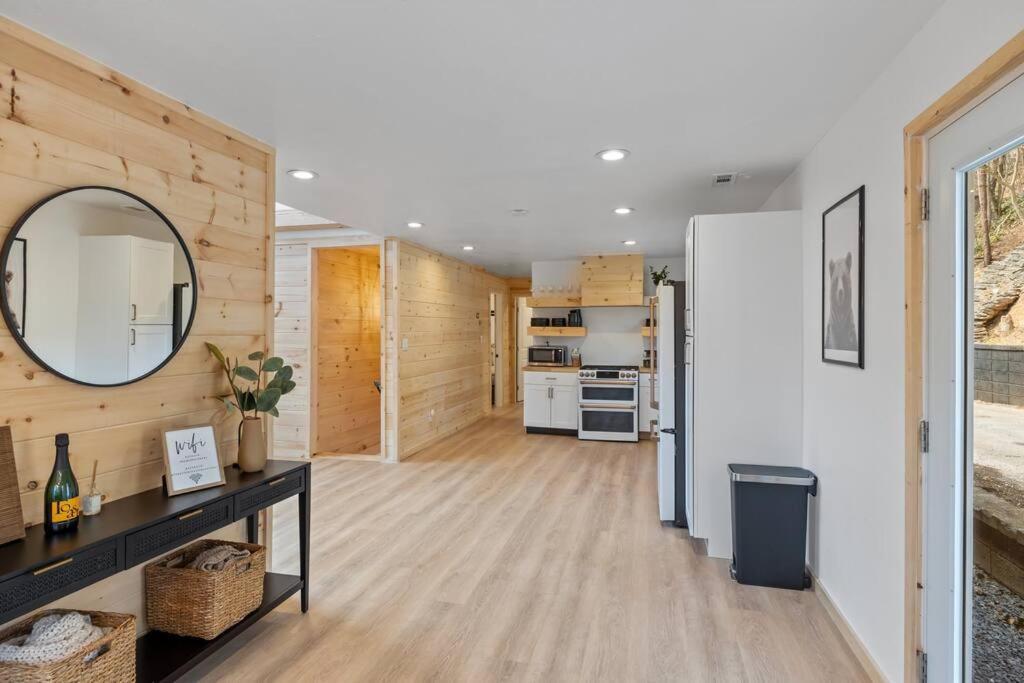 New! Modern Cabin With Two Decks, Bar & Game Room! Gatlinburg Eksteriør billede