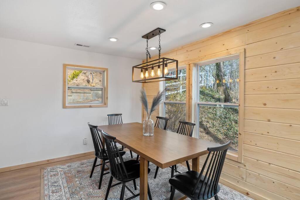 New! Modern Cabin With Two Decks, Bar & Game Room! Gatlinburg Eksteriør billede
