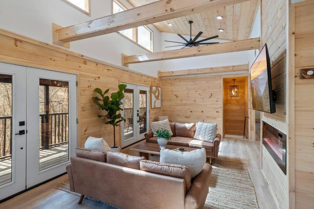 New! Modern Cabin With Two Decks, Bar & Game Room! Gatlinburg Eksteriør billede