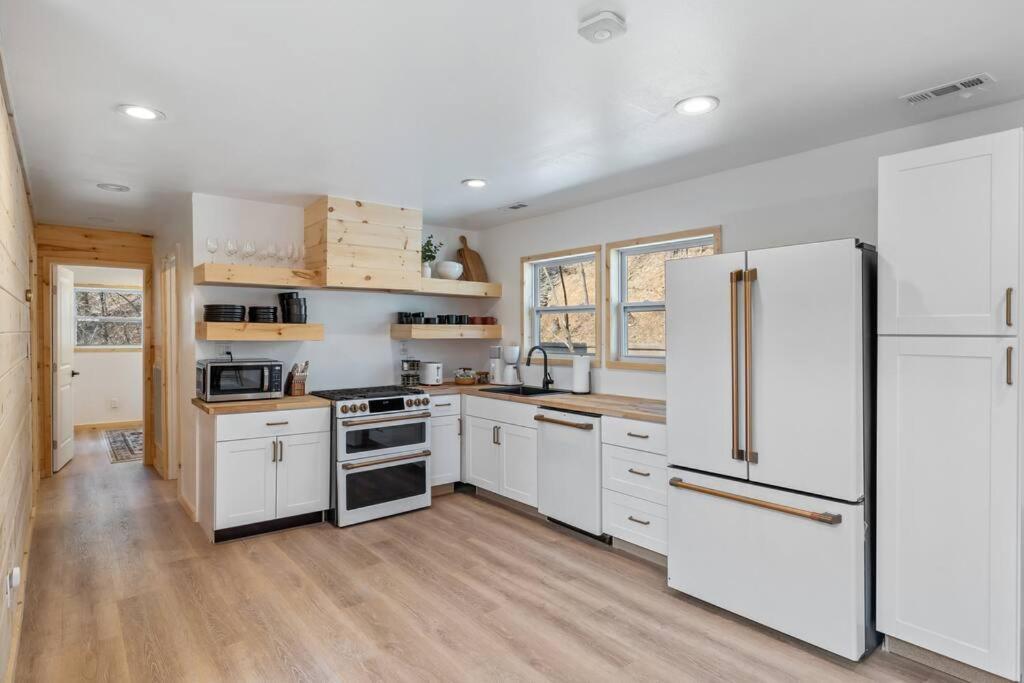 New! Modern Cabin With Two Decks, Bar & Game Room! Gatlinburg Eksteriør billede