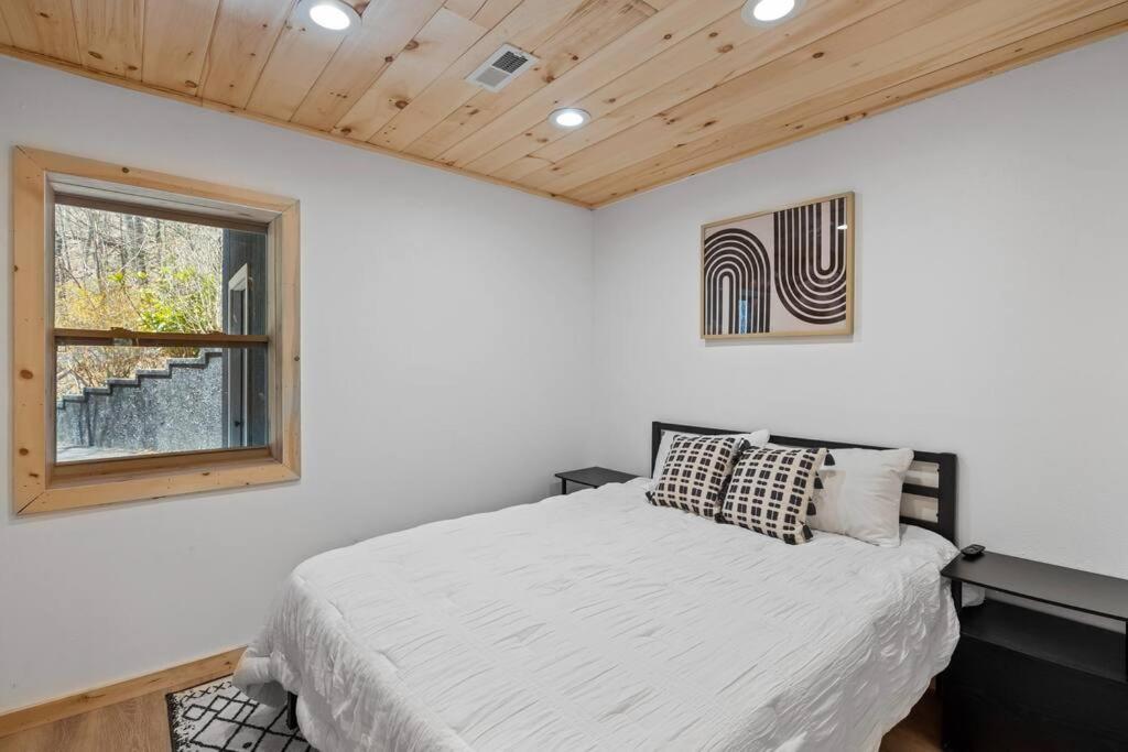 New! Modern Cabin With Two Decks, Bar & Game Room! Gatlinburg Eksteriør billede