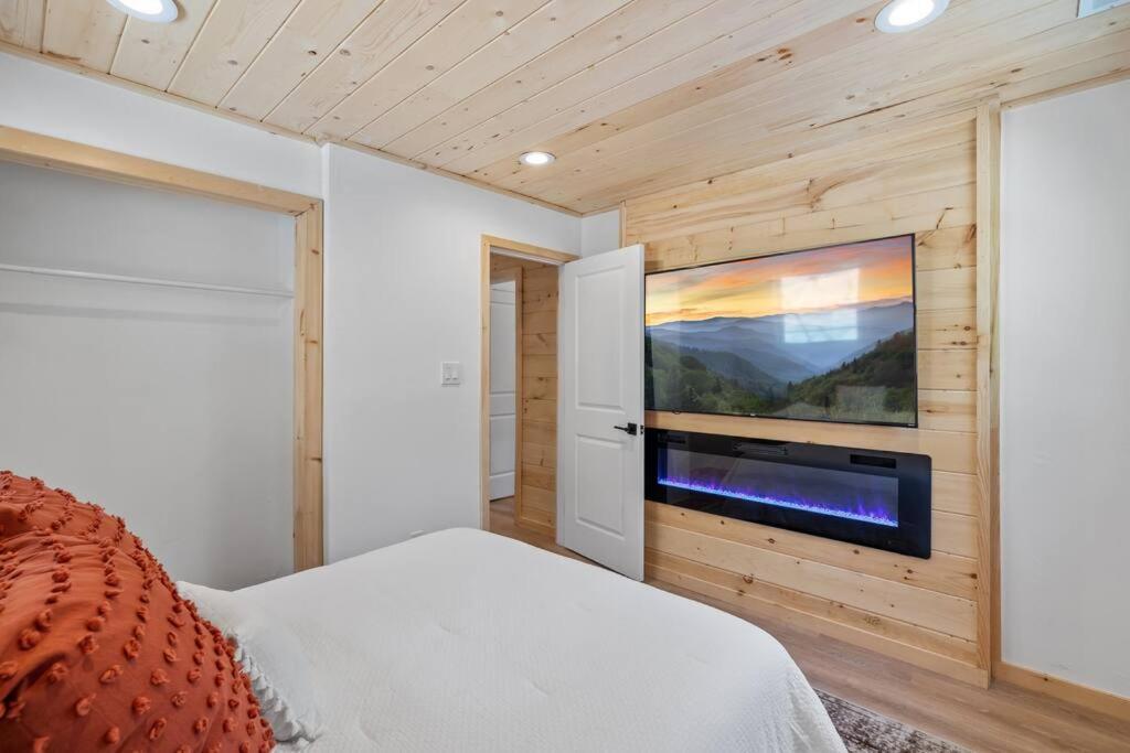 New! Modern Cabin With Two Decks, Bar & Game Room! Gatlinburg Eksteriør billede