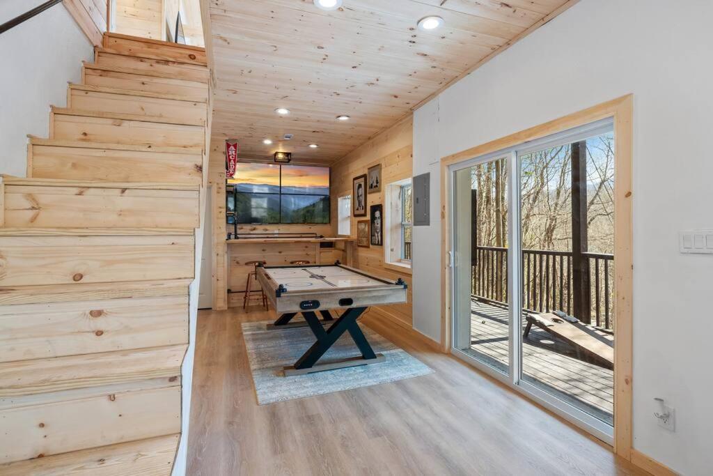 New! Modern Cabin With Two Decks, Bar & Game Room! Gatlinburg Eksteriør billede