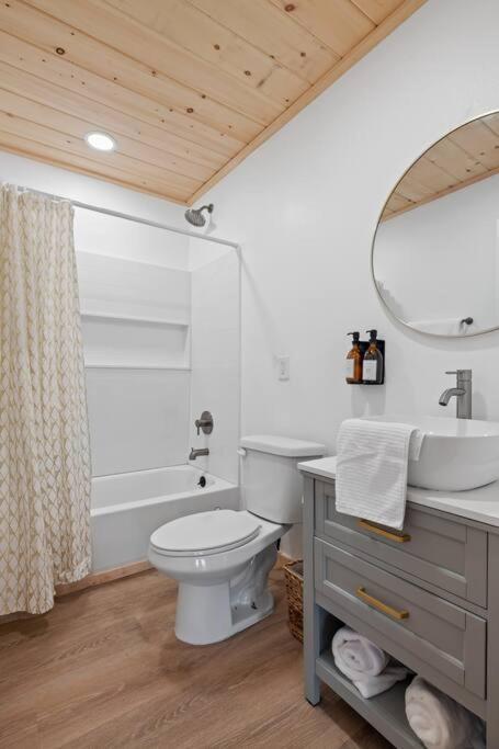 New! Modern Cabin With Two Decks, Bar & Game Room! Gatlinburg Eksteriør billede