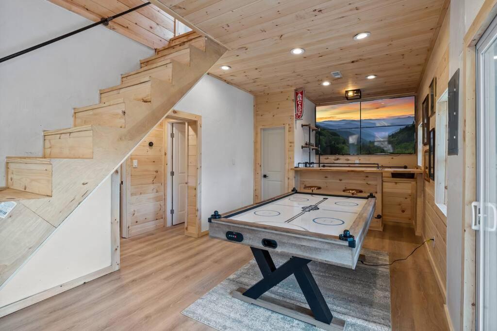 New! Modern Cabin With Two Decks, Bar & Game Room! Gatlinburg Eksteriør billede