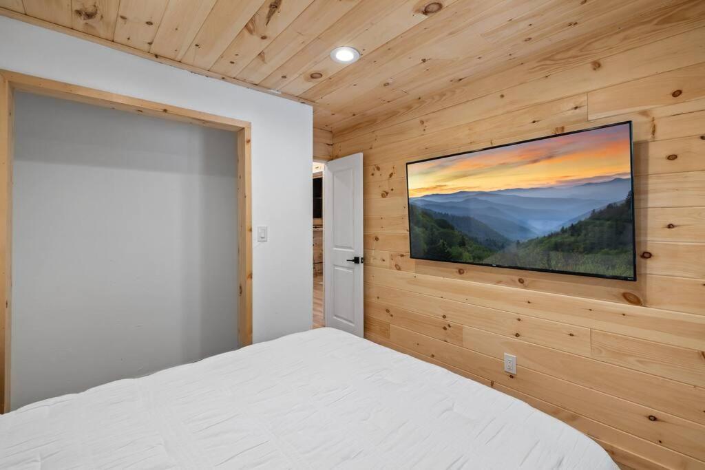New! Modern Cabin With Two Decks, Bar & Game Room! Gatlinburg Eksteriør billede