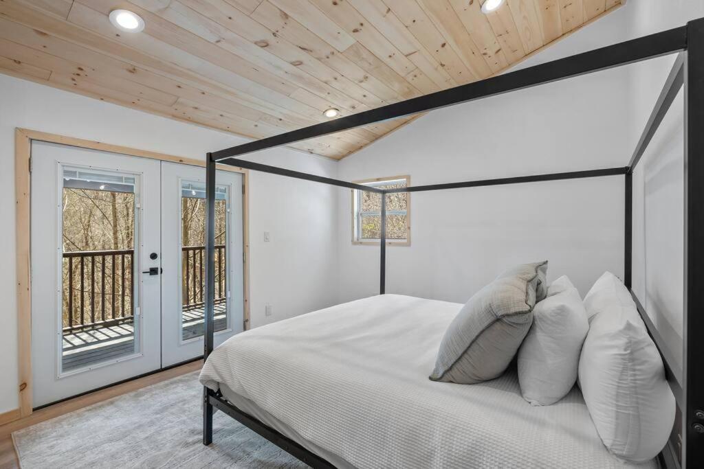 New! Modern Cabin With Two Decks, Bar & Game Room! Gatlinburg Eksteriør billede